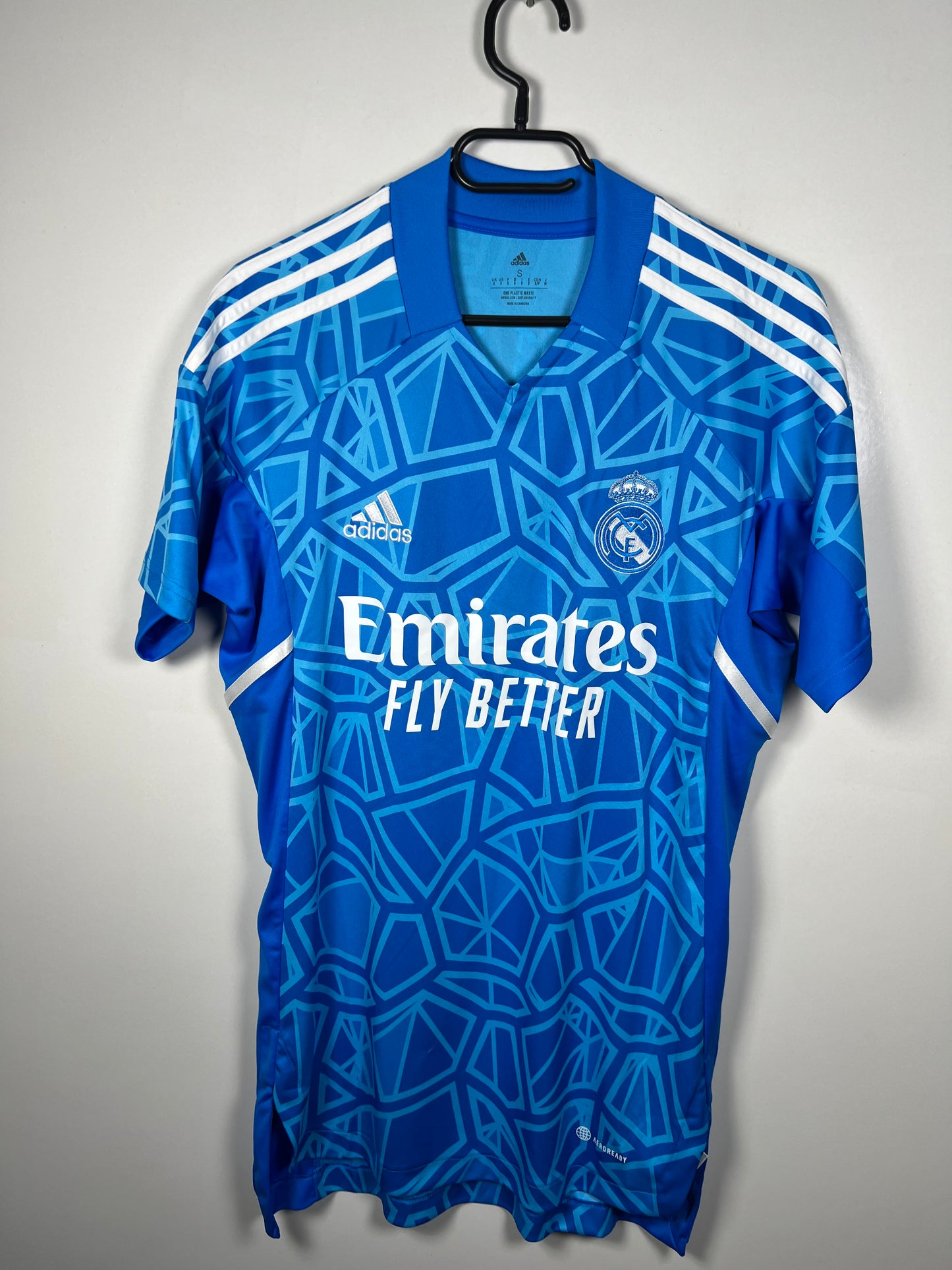 Real Madrid 2022-2023 keepershirt Courtois S