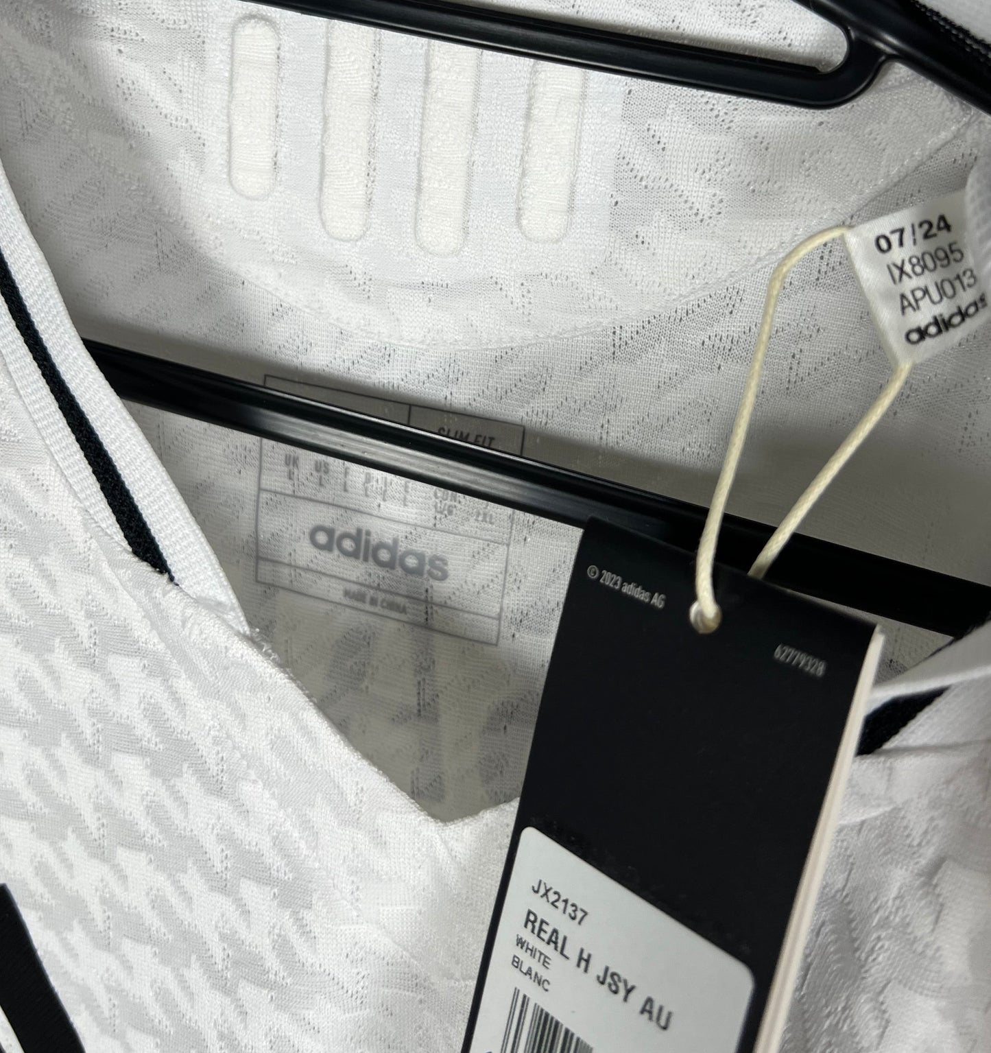 Real Madrid 2024-2025 thuis spelersversie, Nieuw met kaartje